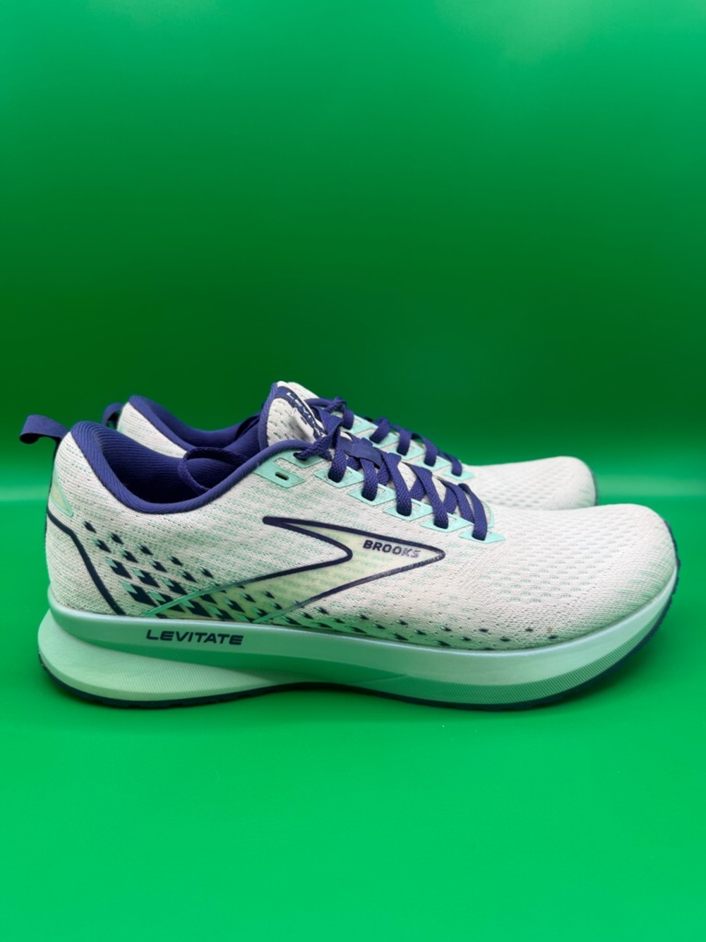 Brooks Levitate 5 Women's Running Shoes White Blue Yucca 1203571B127 SZ 10.5